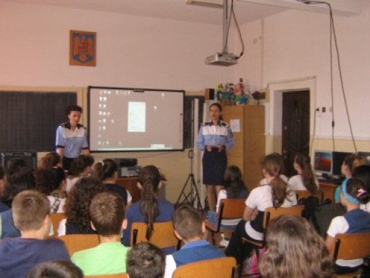 Poliţiştii constănţeni, la şcolile 17 şi 8